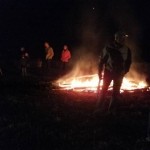Das Sonnwendfeuer brennt langsam nieder und verbreitet noch eine wunderbare Wärme